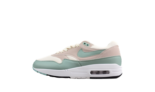 Les baskets Nike Air Max 1 sont iconiques pour leur style emblématique.retro incontournable pas cher. Le moins cher.exceptionnel 