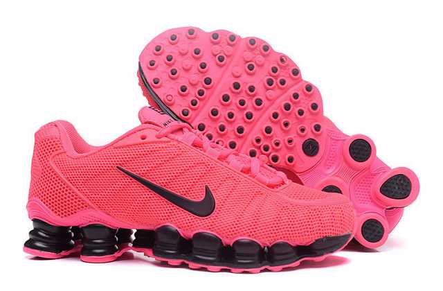 Résultant de l'évolution emblématique de la gamme Nike, les Nike Shox Femme incarnent l'esprit d'innovation et de style de la marque.