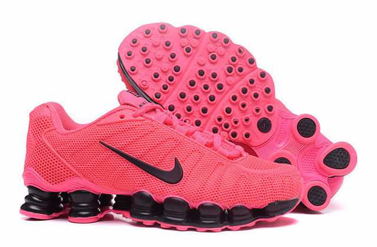 Résultant de l'évolution emblématique de la gamme Nike, les Nike Shox Femme incarnent l'esprit d'innovation et de style de la marque.