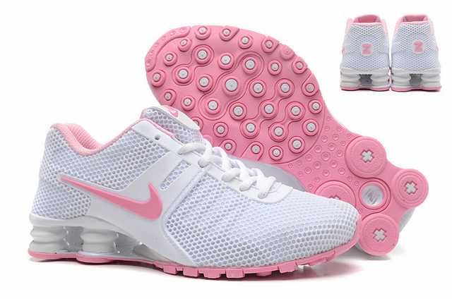 Résultant de l'évolution emblématique de la gamme Nike, les Nike Shox Femme incarnent l'esprit d'innovation et de style de la marque.