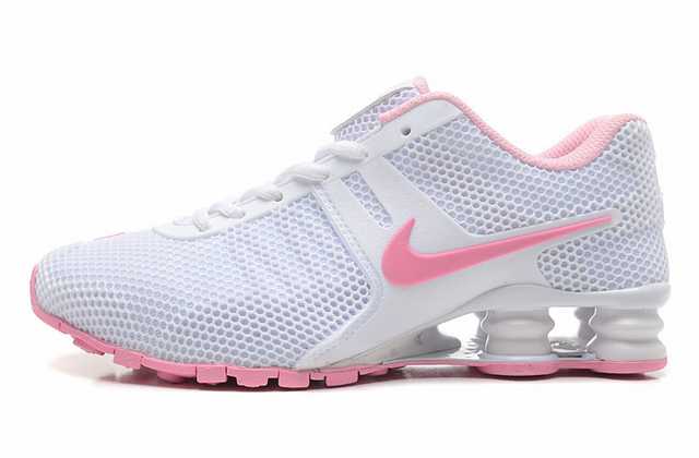 Résultant de l'évolution emblématique de la gamme Nike, les Nike Shox Femme incarnent l'esprit d'innovation et de style de la marque.