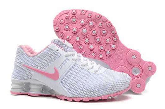 Résultant de l'évolution emblématique de la gamme Nike, les Nike Shox Femme incarnent l'esprit d'innovation et de style de la marque.