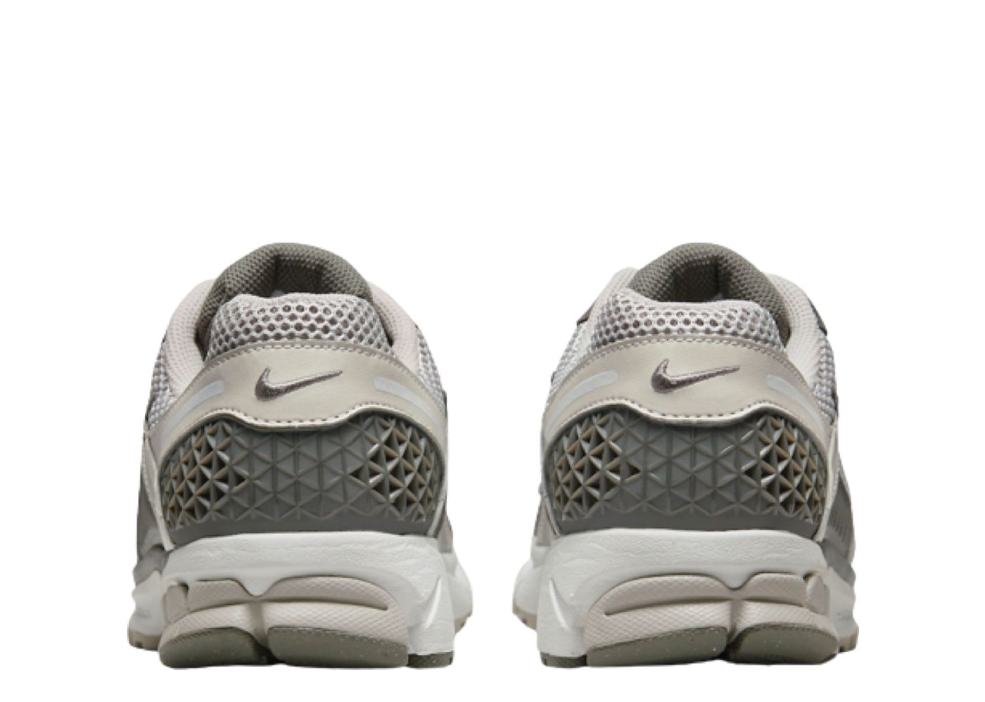 Les baskets Nike Zoom Vomero 5 Iron Ore Flat Pewter Femme représentent la fusion parfaite entre la performance de pointe et le design sophistiqué.