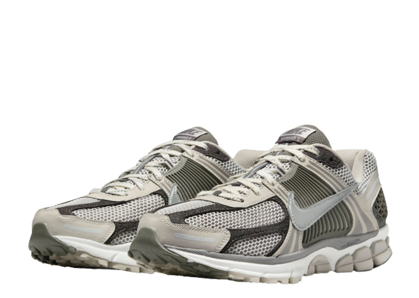 Les baskets Nike Zoom Vomero 5 Iron Ore Flat Pewter Femme représentent la fusion parfaite entre la performance de pointe et le design sophistiqué.