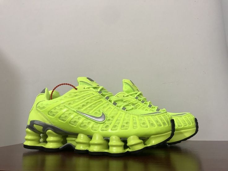Les baskets Nike Shox TL allient un style avant-gardiste et une innovation technique avancée. Leur design unique et leurs détails sophistiqués.