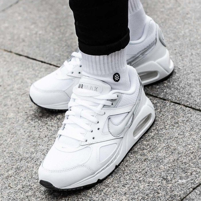 Les baskets Nike Air Max BW Femme, aussi connues sous le nom de "Big Window" en raison de leur bulle d'air plus large, incarnent un style iconique qui traverse les décennies.
