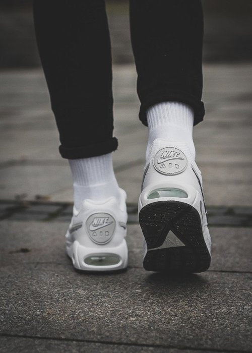 Les baskets Nike Air Max BW Femme, aussi connues sous le nom de "Big Window" en raison de leur bulle d'air plus large, incarnent un style iconique qui traverse les décennies.
