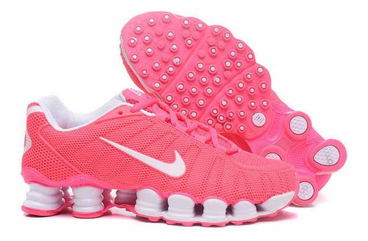 Résultant de l'évolution emblématique de la gamme Nike, les Nike Shox Femme incarnent l'esprit d'innovation et de style de la marque.