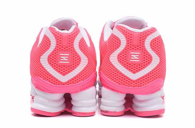 Résultant de l'évolution emblématique de la gamme Nike, les Nike Shox Femme incarnent l'esprit d'innovation et de style de la marque.