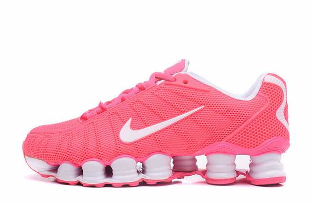Résultant de l'évolution emblématique de la gamme Nike, les Nike Shox Femme incarnent l'esprit d'innovation et de style de la marque.