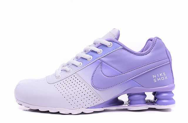 Résultant de l'évolution emblématique de la gamme Nike, les Nike Shox Femme incarnent l'esprit d'innovation et de style de la marque.