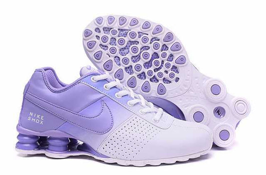 Résultant de l'évolution emblématique de la gamme Nike, les Nike Shox Femme incarnent l'esprit d'innovation et de style de la marque.