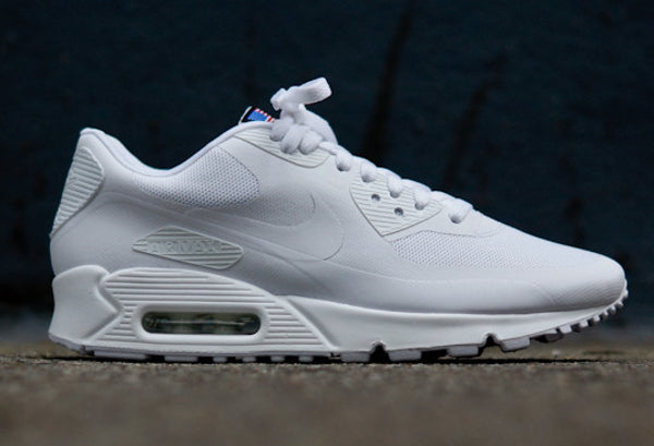 Les baskets Nike Air Max 90 Futura sont des pièces maîtresses de la mode.