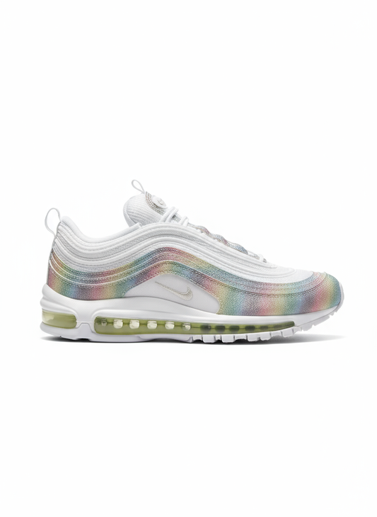 Premièrement, les baskets Nike Air Max 97 Femme incarnent un design emblématique et audacieux.

Inspirées des lignes fluides des trains à grande vitesse japonais.