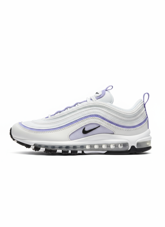 Premièrement, les baskets Nike Air Max 97 Femme incarnent un design emblématique et audacieux.

Inspirées des lignes fluides des trains à grande vitesse japonais.