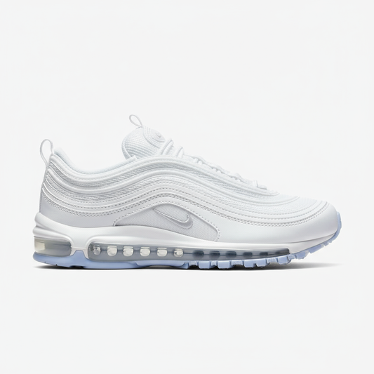 Premièrement, les baskets Nike Air Max 97 Femme incarnent un design emblématique et audacieux.

Inspirées des lignes fluides des trains à grande vitesse japonais.