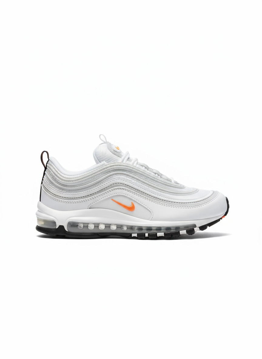 Premièrement, les baskets Nike Air Max 97 Femme incarnent un design emblématique et audacieux.

Inspirées des lignes fluides des trains à grande vitesse japonais.
