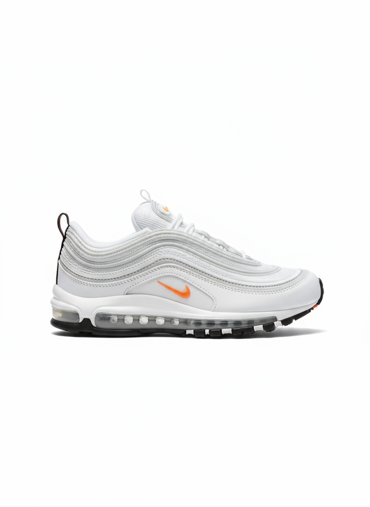 Premièrement, les baskets Nike Air Max 97 Femme incarnent un design emblématique et audacieux.

Inspirées des lignes fluides des trains à grande vitesse japonais.