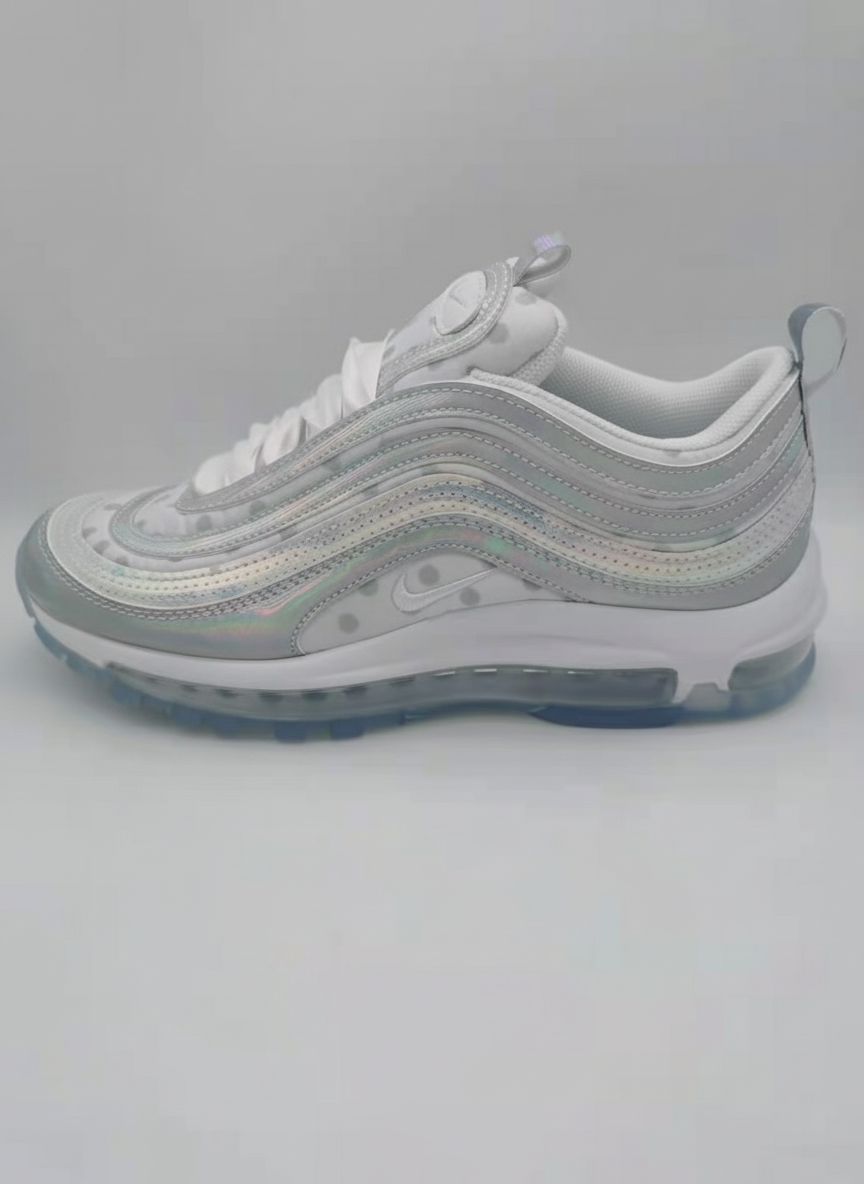 Premièrement, les baskets Nike Air Max 97 Femme incarnent un design emblématique et audacieux.