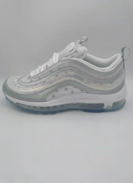 Premièrement, les baskets Nike Air Max 97 Femme incarnent un design emblématique et audacieux.