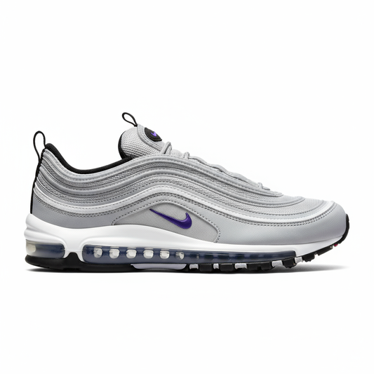 Premièrement, les baskets Nike Air Max 97 Femme incarnent un design emblématique et audacieux.

Inspirées des lignes fluides des trains à grande vitesse japonais.