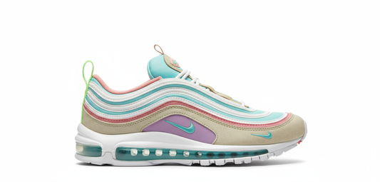 Premièrement, les baskets Nike Air Max 97 Femme incarnent un design emblématique et audacieux.

Inspirées des lignes fluides des trains à grande vitesse japonais.