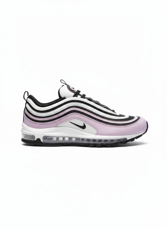 Premièrement, les baskets Nike Air Max 97 Femme incarnent un design emblématique et audacieux.

Inspirées des lignes fluides des trains à grande vitesse japonais.