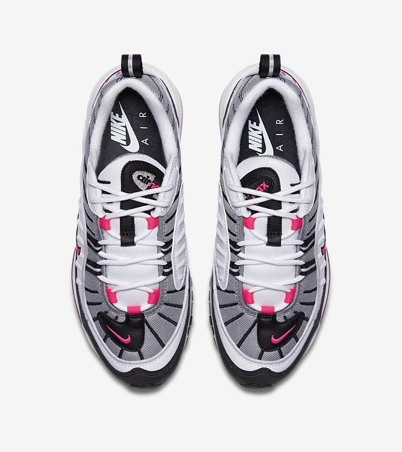Baskets Nike Air Max 98 « Solar Red »
​Iconique déclinaison issue des archives Running de 1998, la Nike Air Max 98 « Solar Red » célèbre le design ondulé et la superposition de matériaux caractéristiques de l'âge d'or d'Air Max.
​La paire arbore une tige dynamique mêlant mesh respirant blanc, superpositions en cuir synthétique gris et garde-boue en cuir noir profond. L'ensemble est électrisé par des accents rouge vibrant (Solar Red) qui soulignent le Swoosh latéral, la broderie « Air », les passe-lacets et 