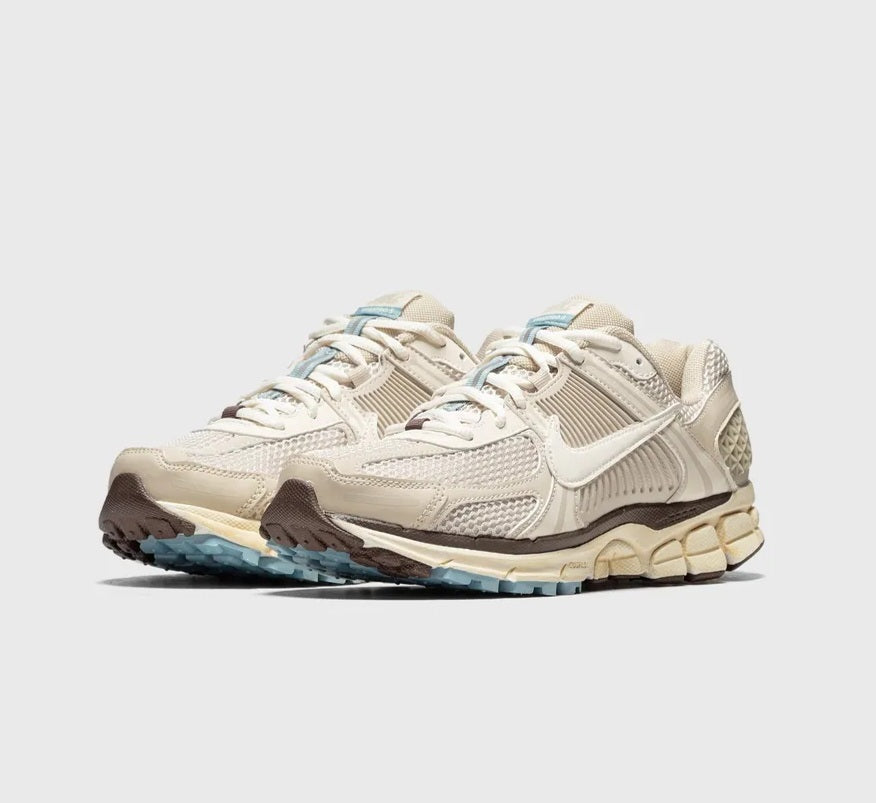 Les baskets Nike Zoom Vomero 5 Oatmeal Femme combinent élégance et performance dans la gamme de running de Nike.