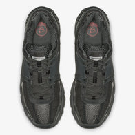 Les baskets Nike Zoom Vomero 5 SP Anthracite Femme sont une fusion parfaite de performance avancée et de design élégant.