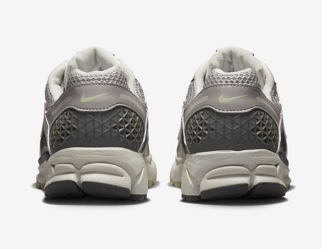 Les baskets Nike Zoom Vomero 5 Cobblestone Femme incarnent le summum de la technologie de course et du style raffiné.