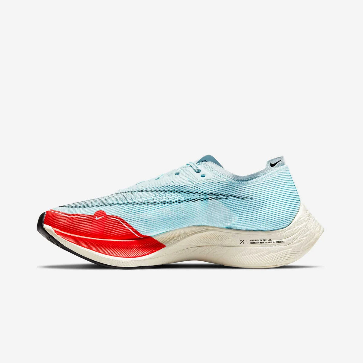 Les baskets Nike Air Zoom Femme se démarquent par leur design sportif et moderne, conçu pour maximiser les performances exceptionnelles 
