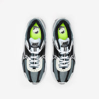 Les baskets Nike Zoom Vomero 5 Dark Grey Black White Femme sont un modèle phare de la gamme de running de Nike, combinant performance exceptionnelle et design sophistiqué.