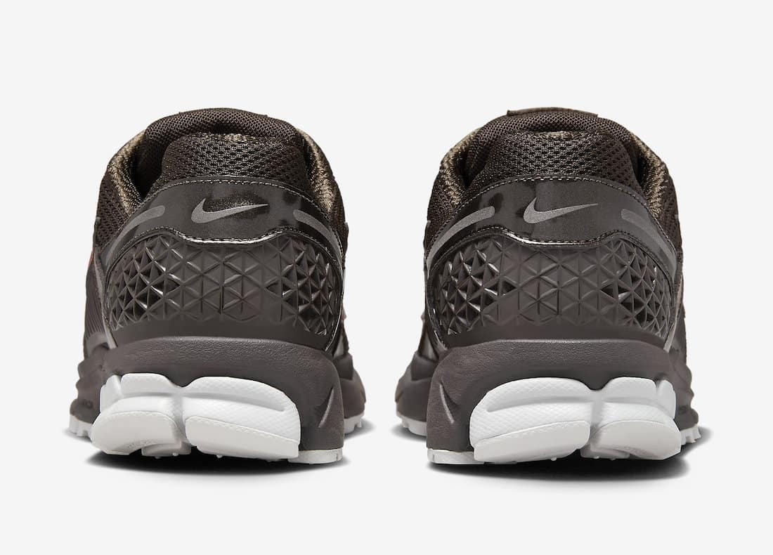 Les baskets Nike Zoom Vomero 5 Velvet Brown Femme combinent élégance et performance.