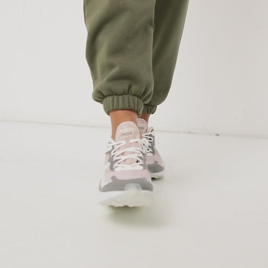Les baskets Nike Air Max 270 Femme se démarquent par leur esthétique futuriste et leur technologie innovante.