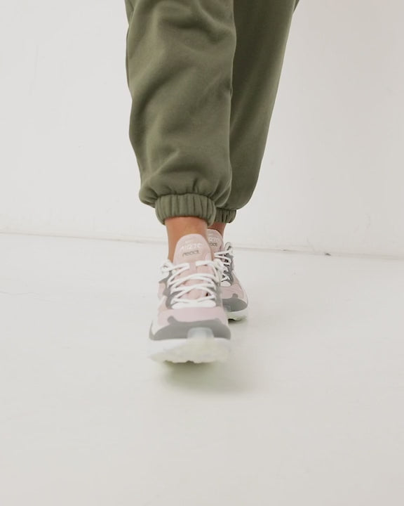 Les baskets Nike Air Max 270 Femme se démarquent par leur esthétique futuriste et leur technologie innovante.