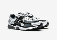 Les baskets Nike Zoom Vomero 5 Dark Grey Black White Femme sont un modèle phare de la gamme de running de Nike, combinant performance exceptionnelle et design sophistiqué.