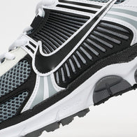 Les baskets Nike Zoom Vomero 5 Dark Grey Black White Femme sont un modèle phare de la gamme de running de Nike, combinant performance exceptionnelle et design sophistiqué.