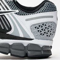 Les baskets Nike Zoom Vomero 5 Dark Grey Black White Femme sont un modèle phare de la gamme de running de Nike, combinant performance exceptionnelle et design sophistiqué.