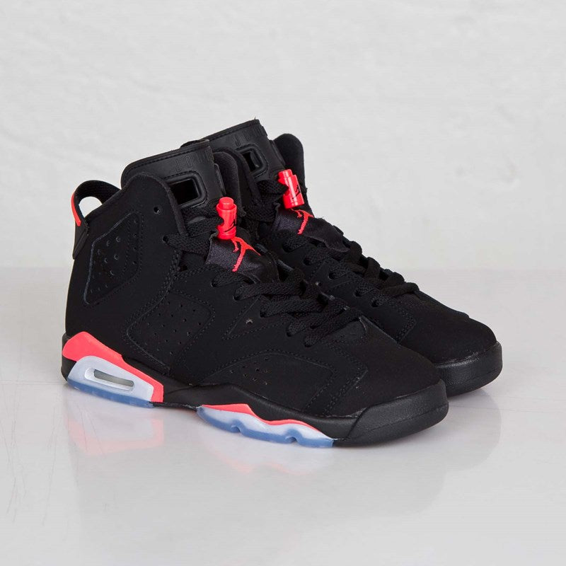 Les  baskets Air Jordan 6 Retro "Pantone" Femme permettent de personnaliser votre style tout en bénéficiant d’un confort supérieur.
