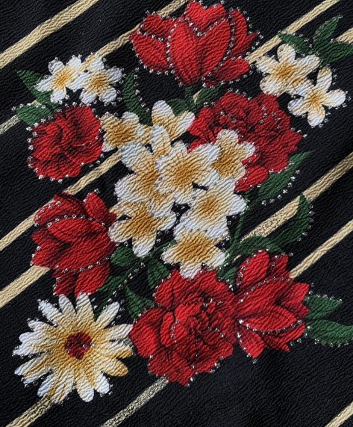 Premièrement : Cette Robe courte décontractée à bretelles spaghetti et col en V à imprimé floral pailetté avec détails croisés Femme.