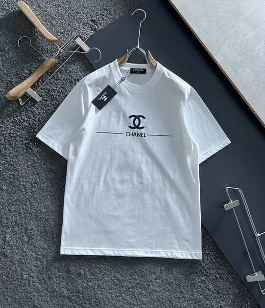 Premièrement : les T shirts Chanel Femme offrent une élégance et un confort inégalés.