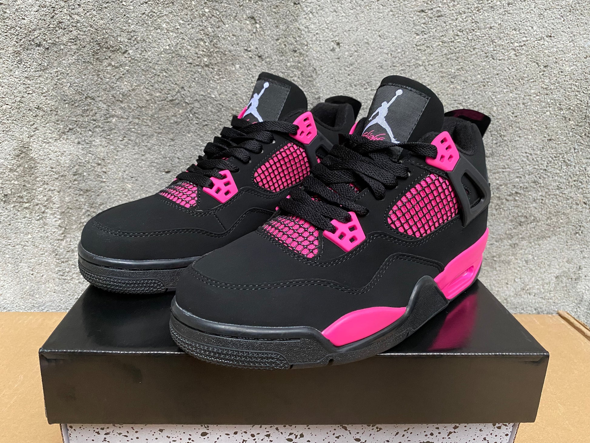 Premièrement : Les baskets Air Jordan 4 Femme se distinguent par leur design iconique et leur capacité à allier style et fonctionnalité.