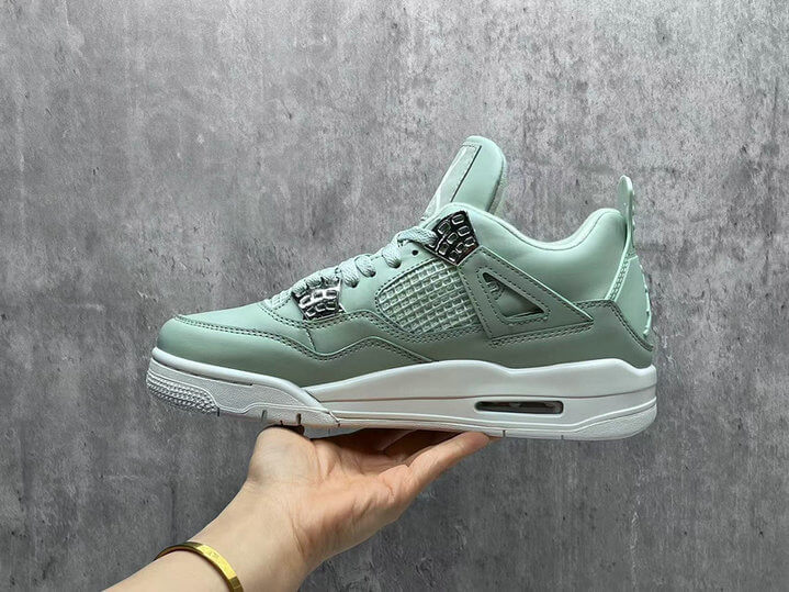 Premièrement : Les baskets Air Jordan 4 Femme se distinguent par leur design iconique et leur capacité à allier style et fonctionnalité.