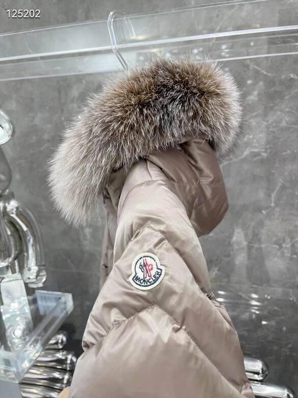 Premièrement : Les doudounes Moncler Femme, ainsi que les manteau Moncler Femme, incarnent un style et un raffinement incomparables.