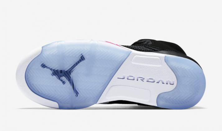 Premièrement, les baskets Air Jordan 5 Femme incarnent un mélange parfait de style audacieux et de performance exceptionnelle.

