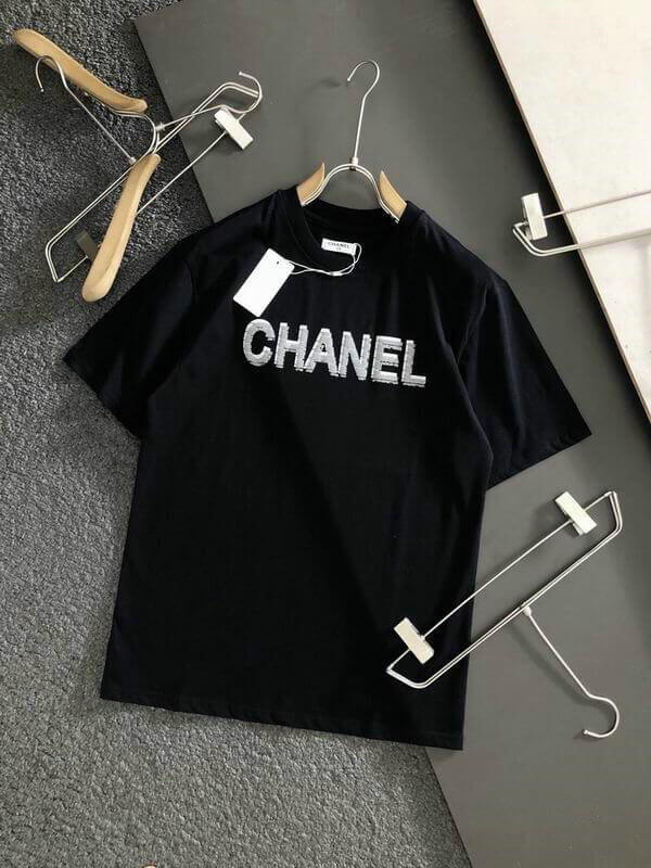 Premièrement : les T shirts Chanel Femme offrent une élégance et un confort inégalés.