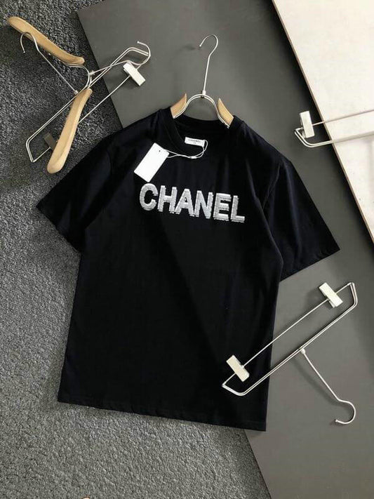 Premièrement : les T shirts Chanel Femme offrent une élégance et un confort inégalés.