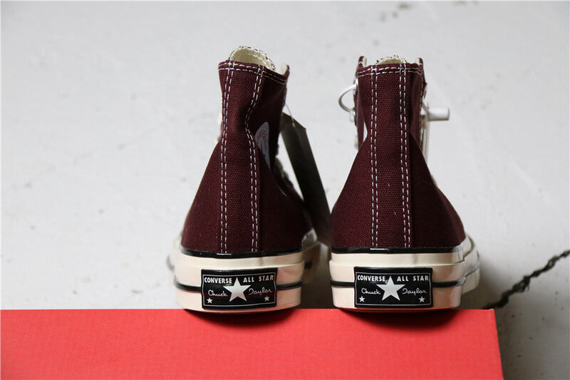 Premièrement : Les baskets Converse Femme se distinguent par leur design iconique et leur esthétique vintage.