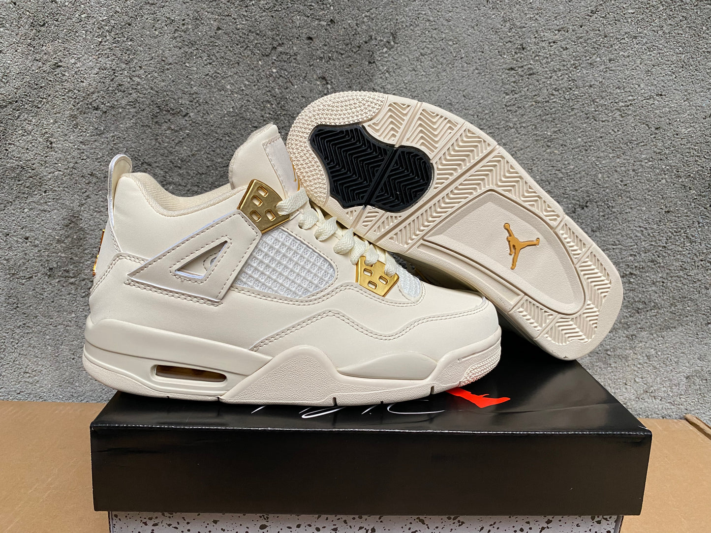 Premièrement : Les baskets Air Jordan 4 Femme se distinguent par leur design iconique et leur capacité à allier style et fonctionnalité